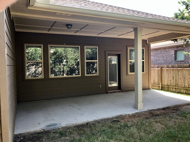 Building Photo - Upscale 3 Bedroom 2 Bath with Lots of Space!