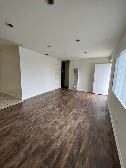 Building Photo - 956 Eucalyptus Dr