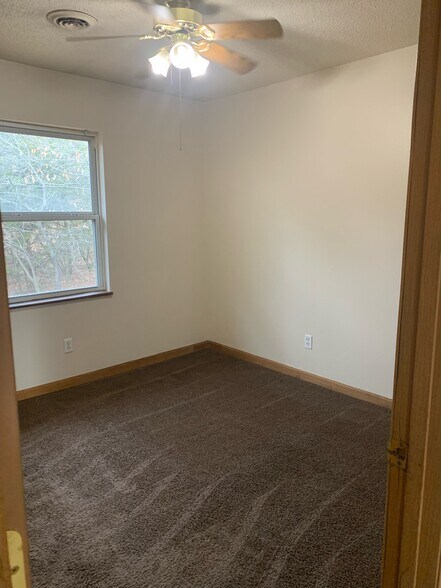 Building Photo - 1050 Plaza Ct N