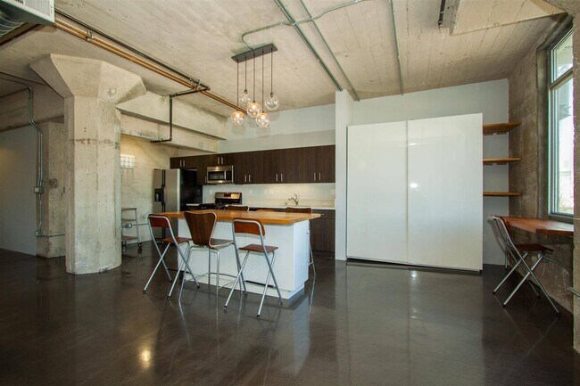 Building Photo - 825 E 4th St