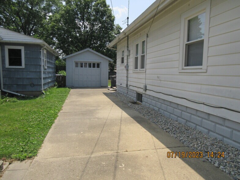 Building Photo - 1019 W 7th St