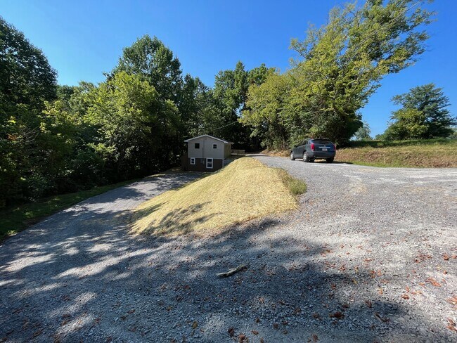 Building Photo - 718 Mount Vernon Rd
