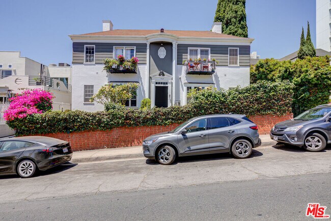 Primary Photo - 965 N Doheny Dr
