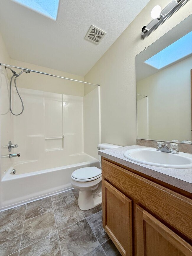 Building Photo - **$500 OFF THE FIRST MONTH'S RENT** Spacio...