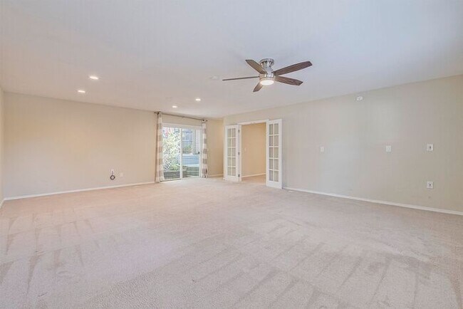 Building Photo - 4 bedroom 3 bath home in Tualatin with separate living quarters