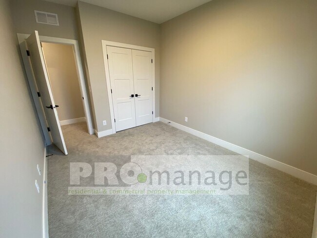 Building Photo - Townhouse with 3 bedrooms / 2 bathrooms in...