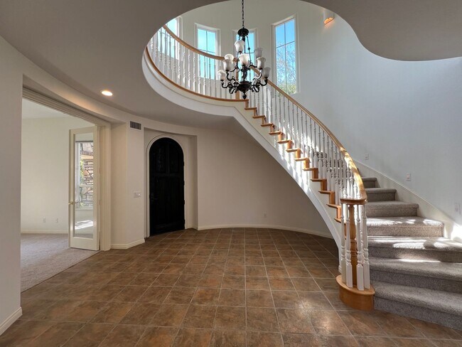 Building Photo - Luxury En Suite Living & Panoramic Views