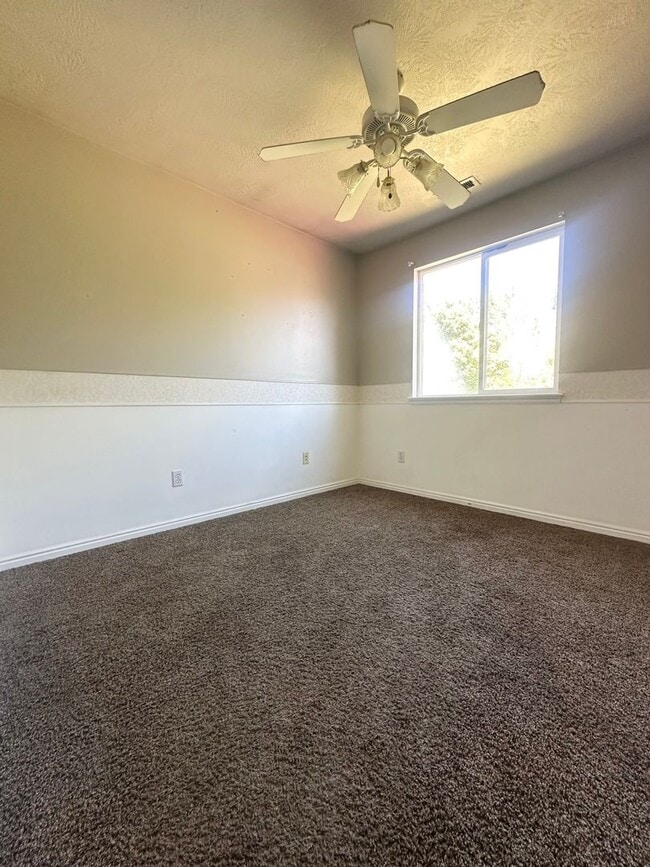 Building Photo - 3 Bed 1 Bath home in heart of Provo!