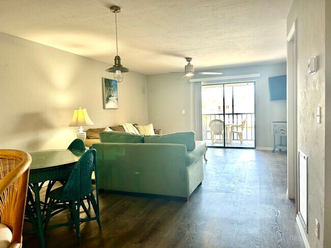 Building Photo - 2/2 Beautifully Remodeled, Furnished, With...