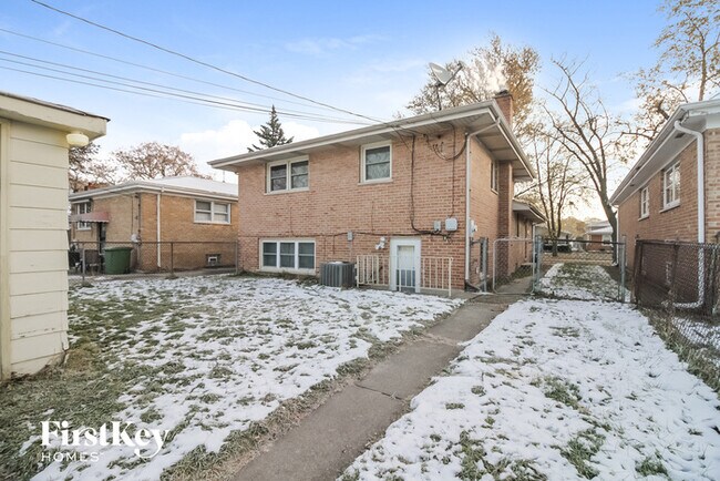 Building Photo - 15114 Oak St