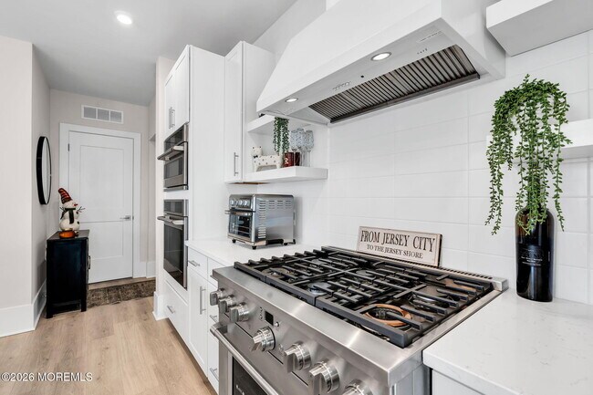 Building Photo - 218 3rd Ave