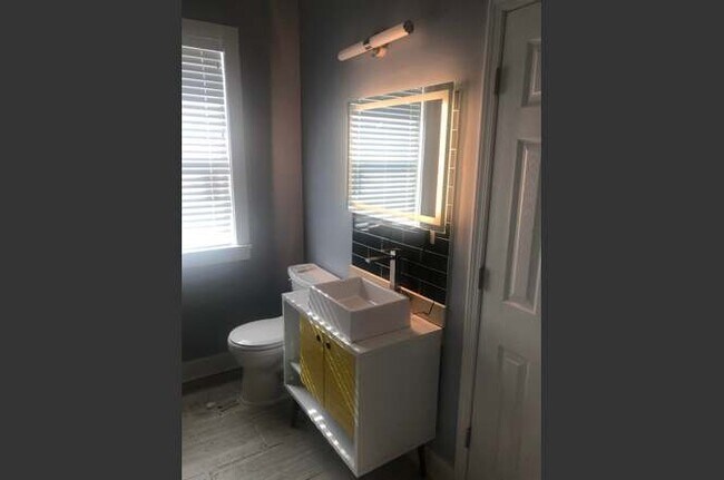 Building Photo - 3BR/2BA house with gas range + vented hood in Midtown.