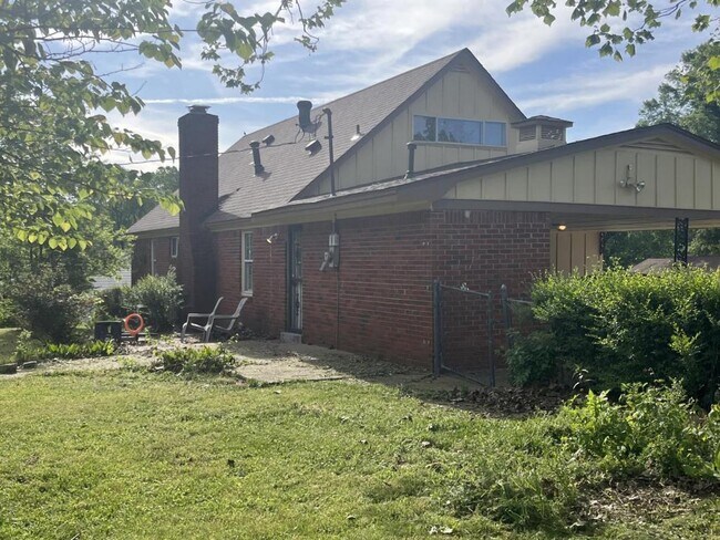 Building Photo - 2870 Dumbarton Oaks Dr