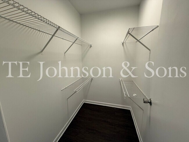 Building Photo - 1 Bedroom Minutes from The School of the Arts!