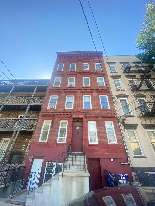 Building Photo - 118 Adams St