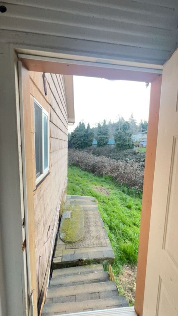 Building Photo - 2 Bedroom Home with Detached Garage & Backyard