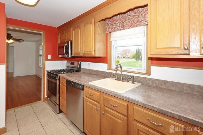 Building Photo - 2 Mohawk Dr