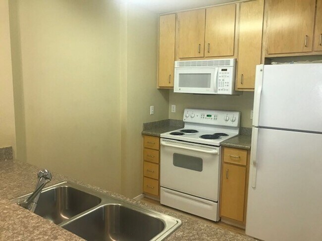 Building Photo - GROUND LEVEL 1 BR, 1 BA WHEEL CHAIR ACCESSIBLE UNIT!