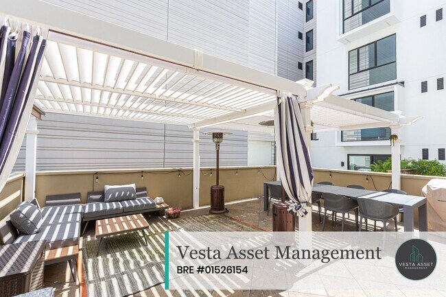 Building Photo - SPACIOUS TOP FLOOR 3 BED/2.5 BATH CONDO WI...