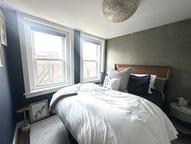 Building Photo - 10 Henchman St