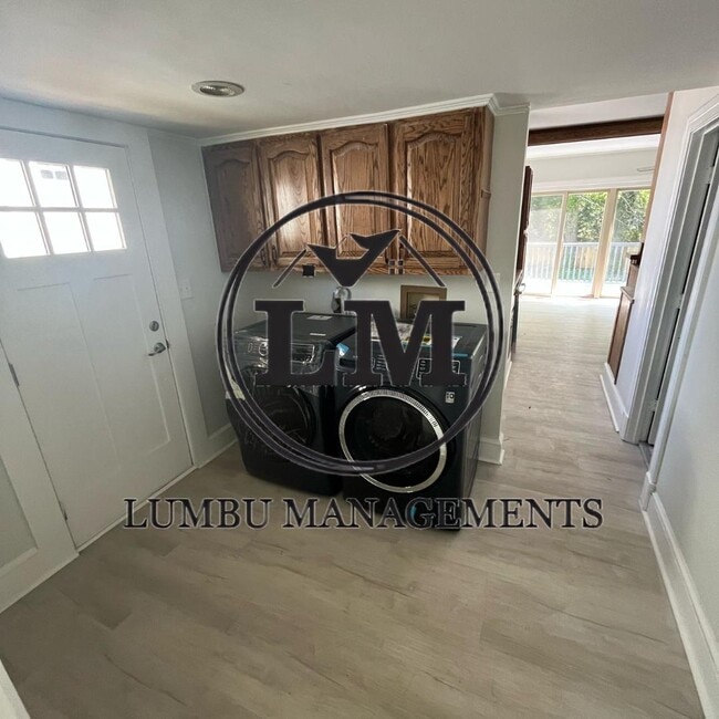 Building Photo - 447 Avondale Dr