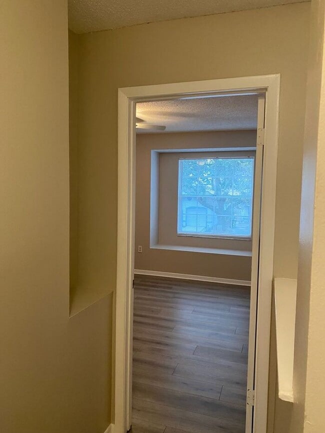 Building Photo - MOVE-IN SPECIAL-WONDERFUL 3/2.5 Home with 1 car garage-UCF Area