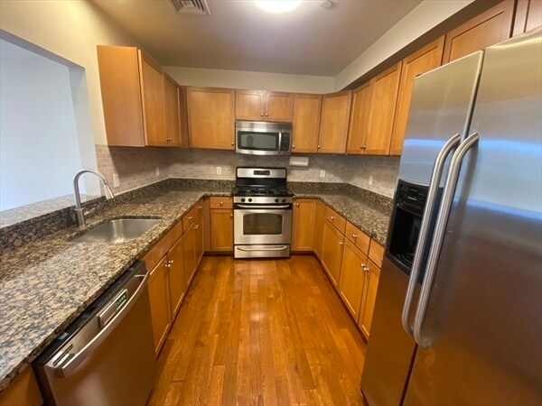Large Kitchen space, stainless steel appliance - 391 Pleasant St