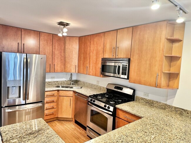 Building Photo - 1960 N Lincoln Park W