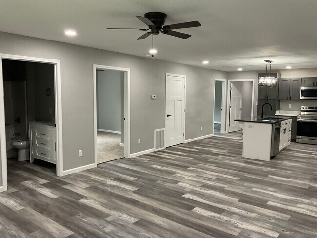 Building Photo - PRE LEASING- AVAILABLE JUNE 10TH - 3 Bedroom/2 Bathroom House In Frontenac