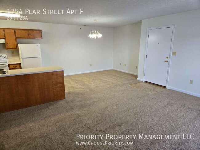 Building Photo - 1754 Pear St