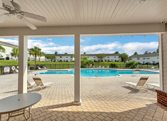 Building Photo - 3/2.5 Crestview Townhome with Community Po...