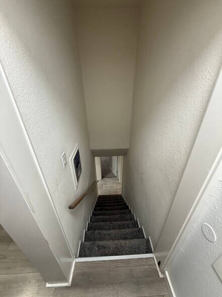 Building Photo - 1124 S Powerline Rd