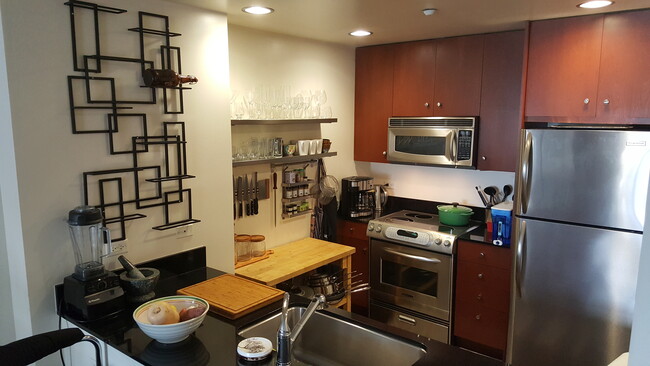 Open concept kitchen - 585 Ninth Street