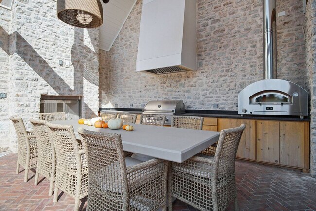 Building Photo - 225 W 1st St