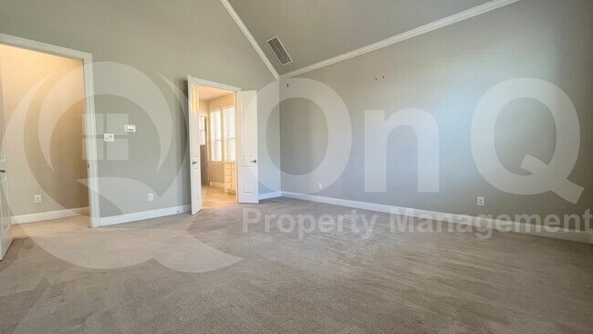 Building Photo - 7005 Golf Club Dr
