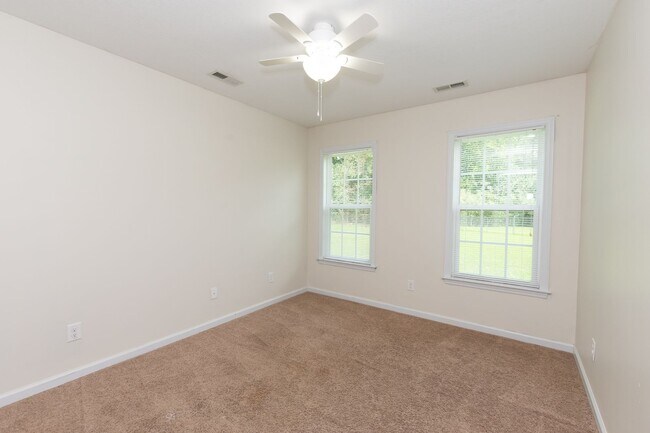 Building Photo - 3 Bedrooms and a bonus room in Richlands (Will include lawn service with increased rents)