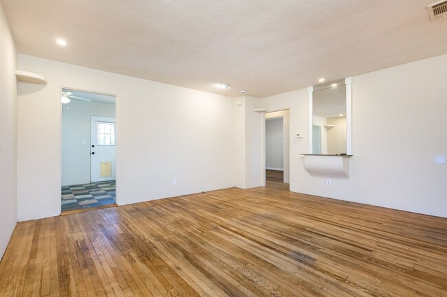 Building Photo - 5070 Glen St