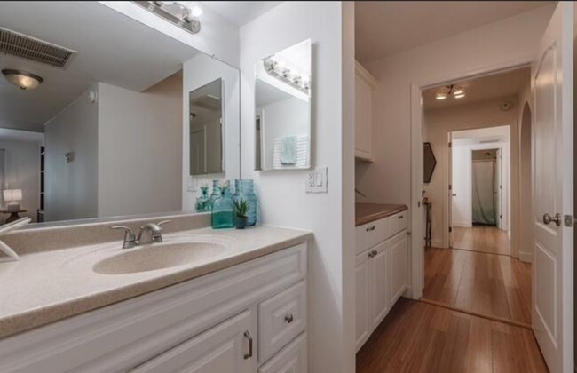 Building Photo - AWESOME 2 BEDROOM 2 BATH UNIT