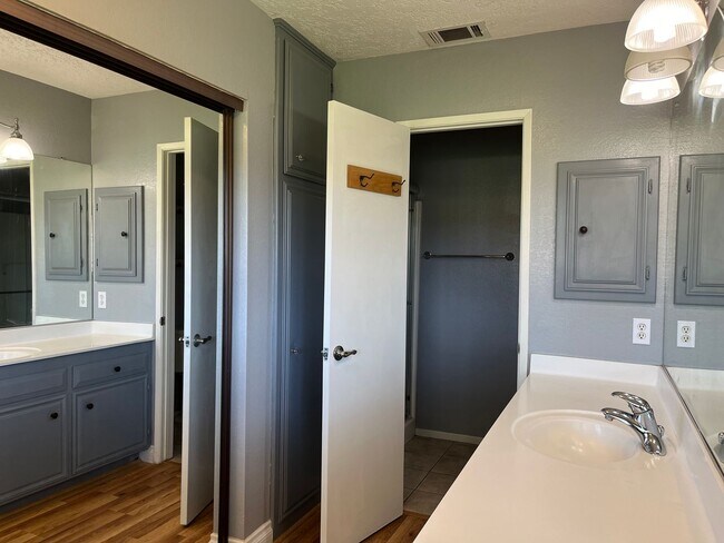 Building Photo - 4-Bedroom Home in Hesperia!