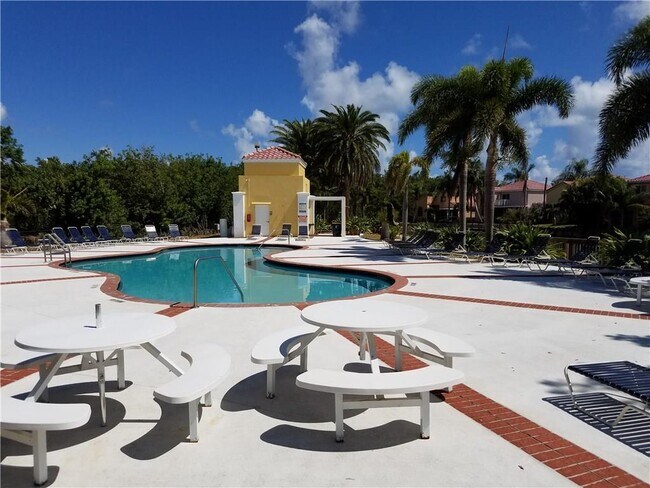 Building Photo - 1159 SE 6th Ct