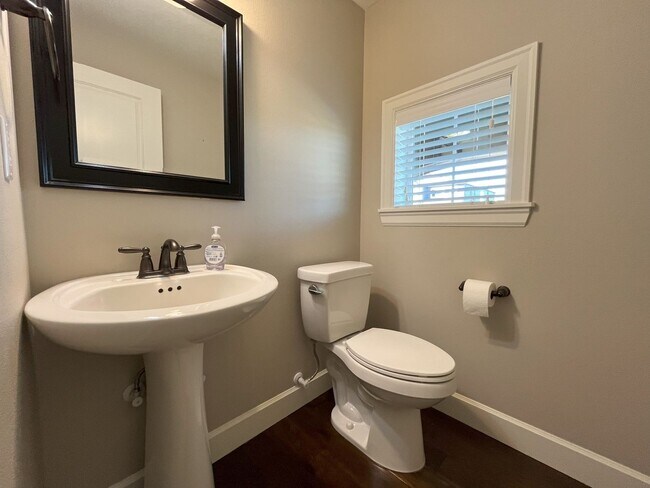 Building Photo - Spacious 4-Bedroom + Bonus Room with Modern Kitchen, Solar Panels & Private Fenced Backyard!