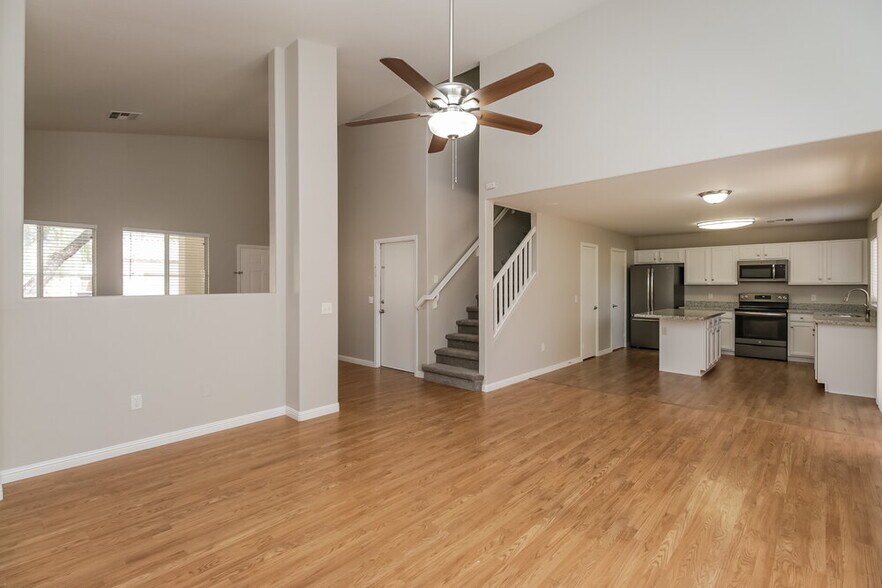 Building Photo - 668 E Colt Ct