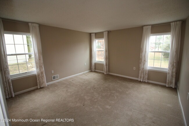 Building Photo - 145 Pine Oak Blvd