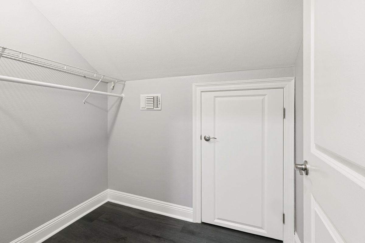 Building Photo - 2133 Dumaine St