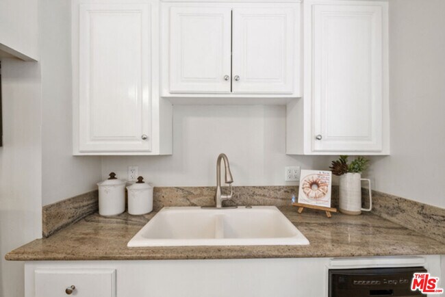 Building Photo - 1408 S Burlington Ave