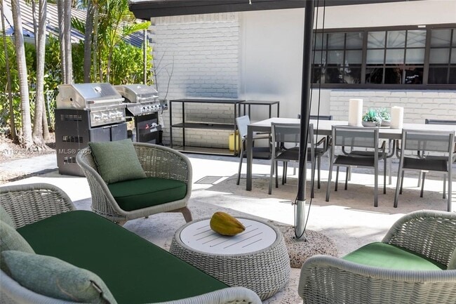 Building Photo - 2500 Bayview Dr