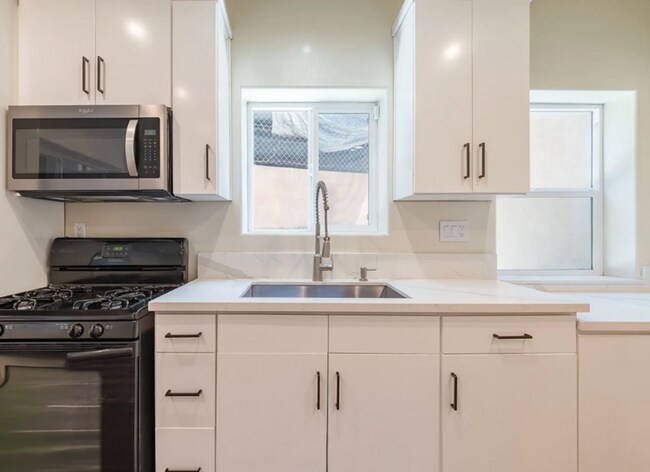 Building Photo - 3258 Dundas St