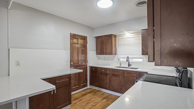 Building Photo - 5518 Riviera Dr