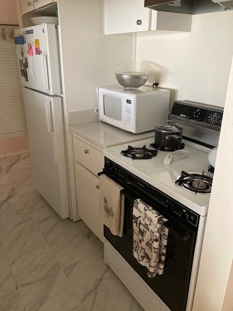 KITCHEN - 990 Duncan St