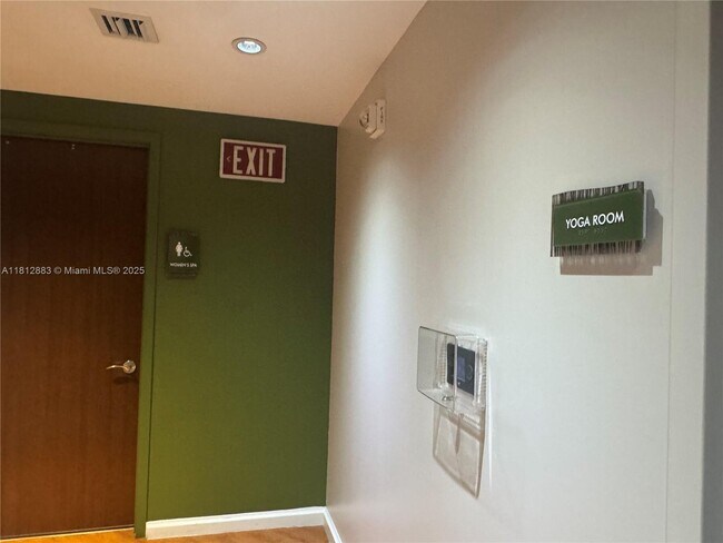 Building Photo - 2641 N Flamingo Rd